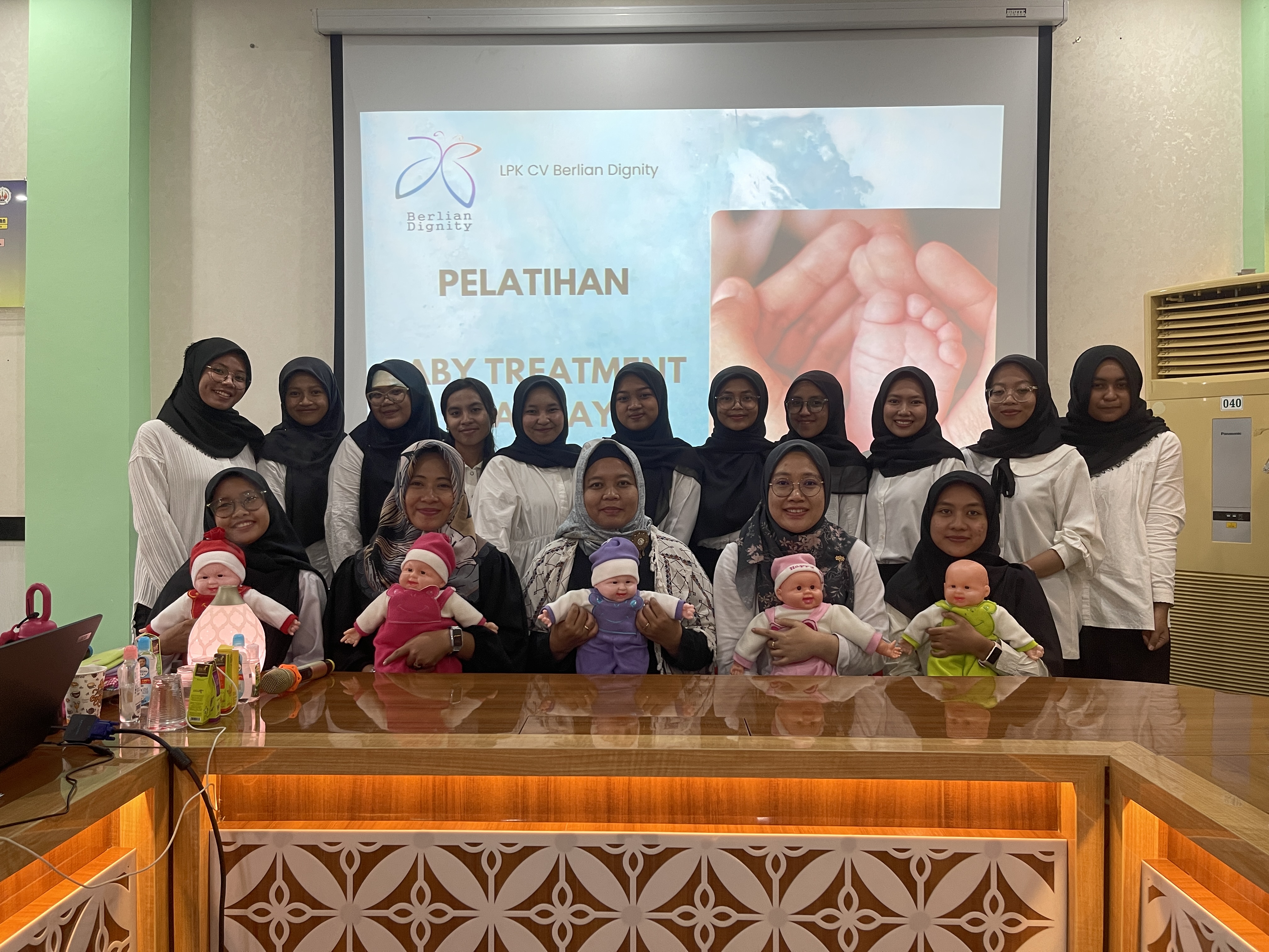 Tenaga kesehatan Berlian Dignity mendampingi masyarakat
